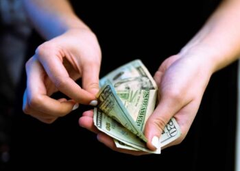 beginner guide to investing in stocks with little money