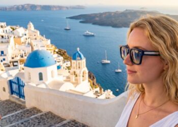 Experience Santorini in Summer: Sun, Sea, and Sophisticated Travel