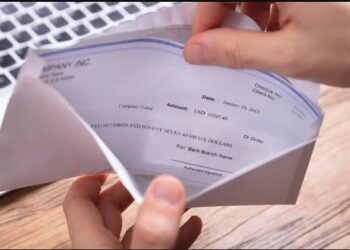 How to manage money when living paycheck to paycheck