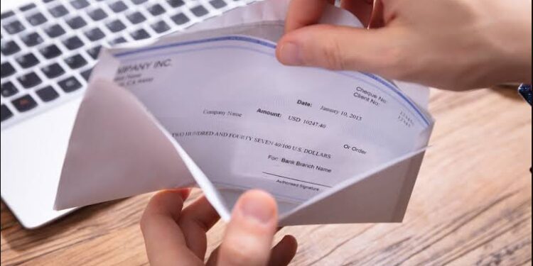 How to manage money when living paycheck to paycheck