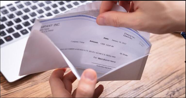 How to manage money when living paycheck to paycheck