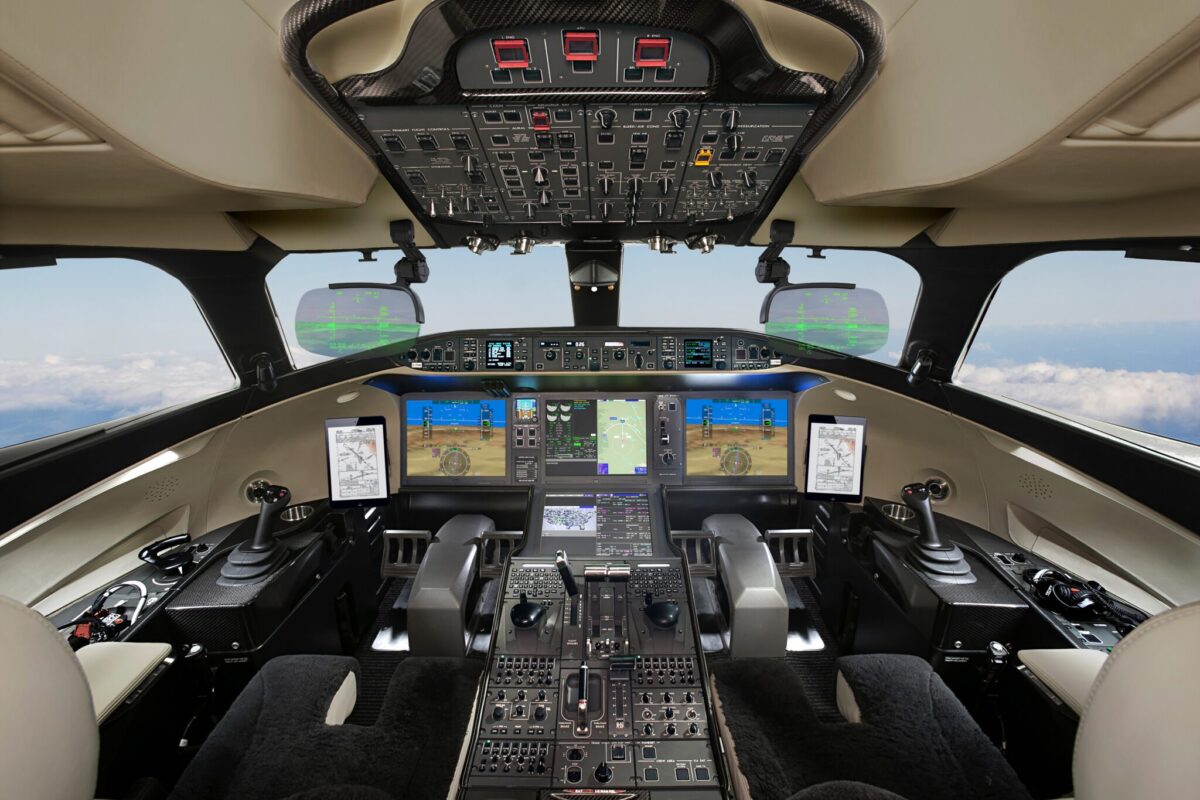 Global 8000 Vision Flight Deck Dual HUD