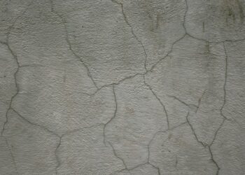 Cracked wall photographed by Vladislav Nikonov; illustrative image, not a diagnosed foundation crack